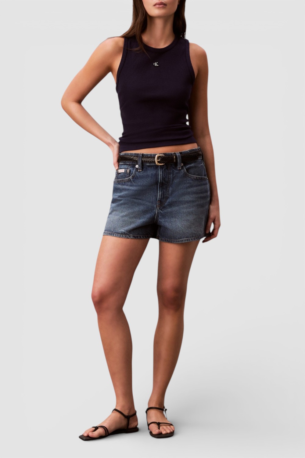 תמונת כל הלוק של גופיה